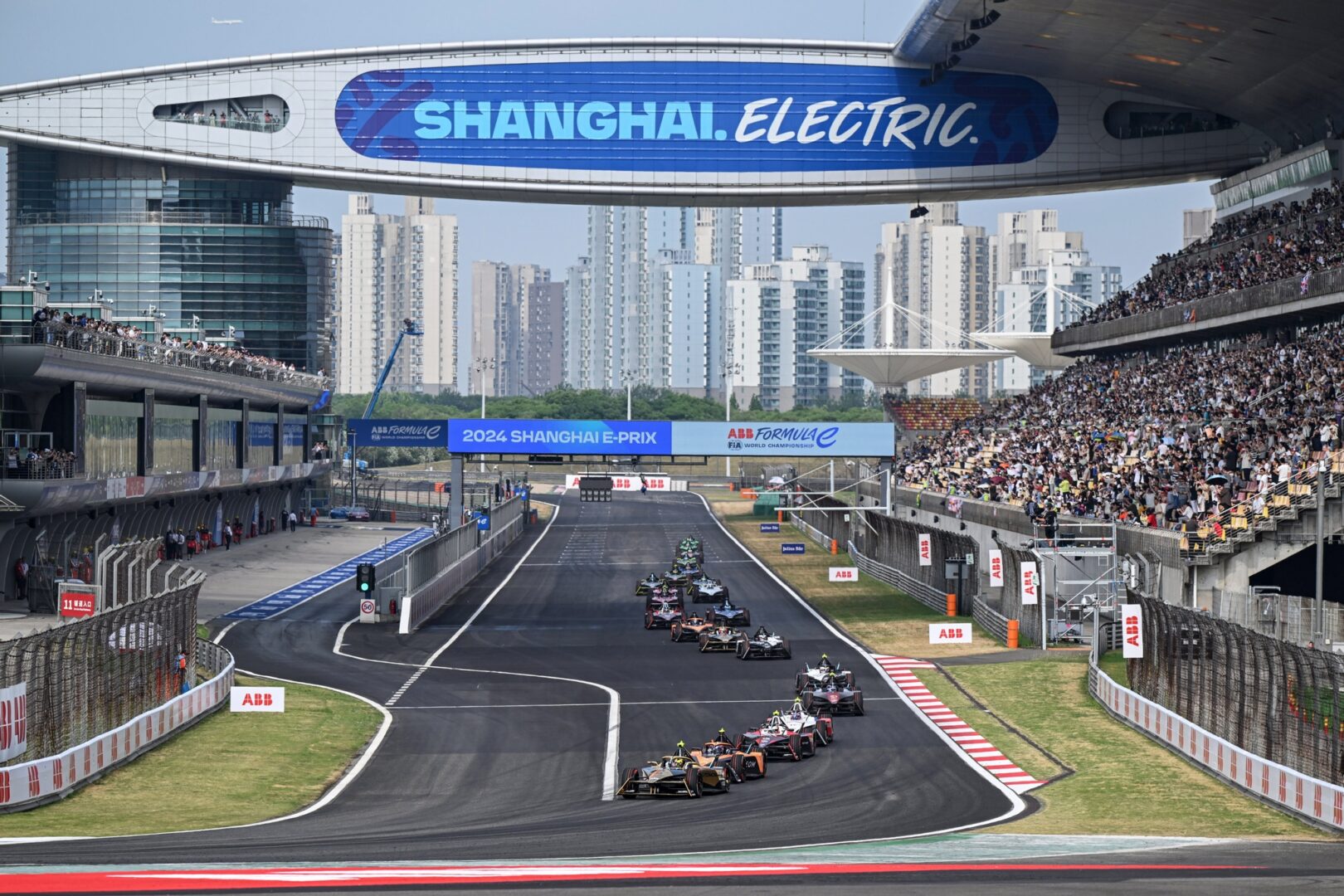 Stoffel Vandoorne, DS Penske, DS E-Tense FE23, leads Jake Hughes, NEOM McLaren Formula E Team, e-4ORCE 04, and Antonio Felix da Costa, TAG Heuer Porsche Formula E Team, Porsche 99X Electric Gen3